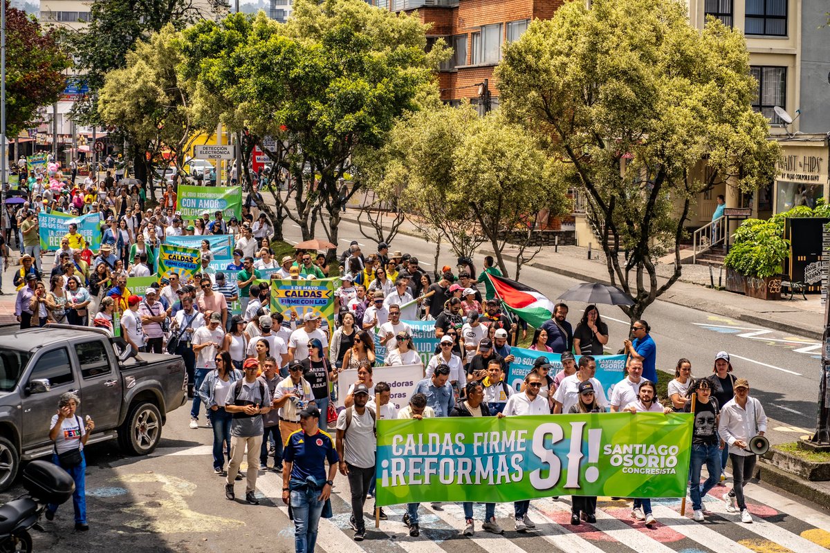 AVANZAMOS 🇨🇴 Marchamos convencidos de que hoy es día histórico para los y las trabajadores de Colombia. Hoy marchó un pueblo siendo gobierno, hoy marchó la ciudadanía que sabe que las reformas mejorarán su vida para siempre. Hoy el pueblo salió con el amor de decirle a la