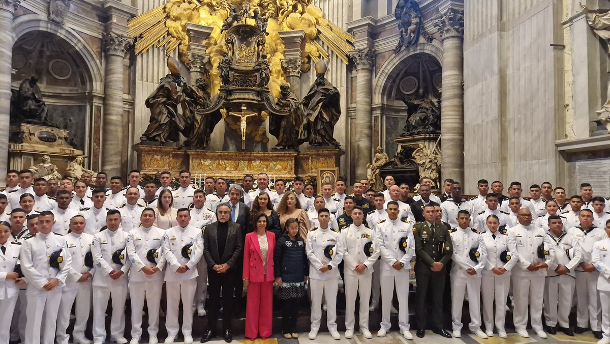 En la Basílica de San Pedro, luego de celebrar una misa, nos tomamos esta foto con la tripulación del Buque Gloria, que es el mejor embajador de nuestro país ante el mundo, y los embajadores de Colombia ante Italia y la Santa Sede.