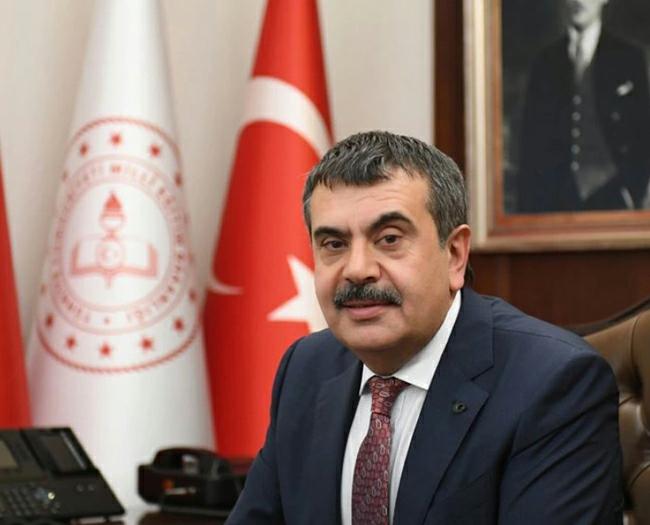 Zorunlu eğitim içerisinde aynı konuyu üç dört defa tekrarlamanın ve çocuklarımızın akademik anlamda zorlanabilecekleri bilgileri çocuklarımızla paylaşmanın bir anlamı yok. Seyreltmede bütün bunları göz önünde bulundurduk.  

#KöklerdenGeleceğe

<a href="/Yusuf__Tekin/">Yusuf Tekin</a>
<a href="/tcmeb/">Millî Eğitim Bakanlığı</a>