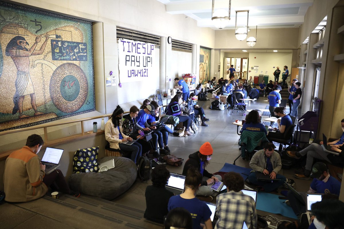 Currently happening at the University of Washington Seattle campus: UAW 4121 Academic Workers Work Sit-In inside of Bagley Hall. 

📸 @thedaily