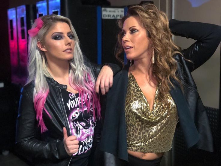 Going to tell my future grand kids that this is @AvrilLavigne and @ShaniaTwain. 👩🏼‍🎤👢 @AlexaBliss_WWE @MickieJames
