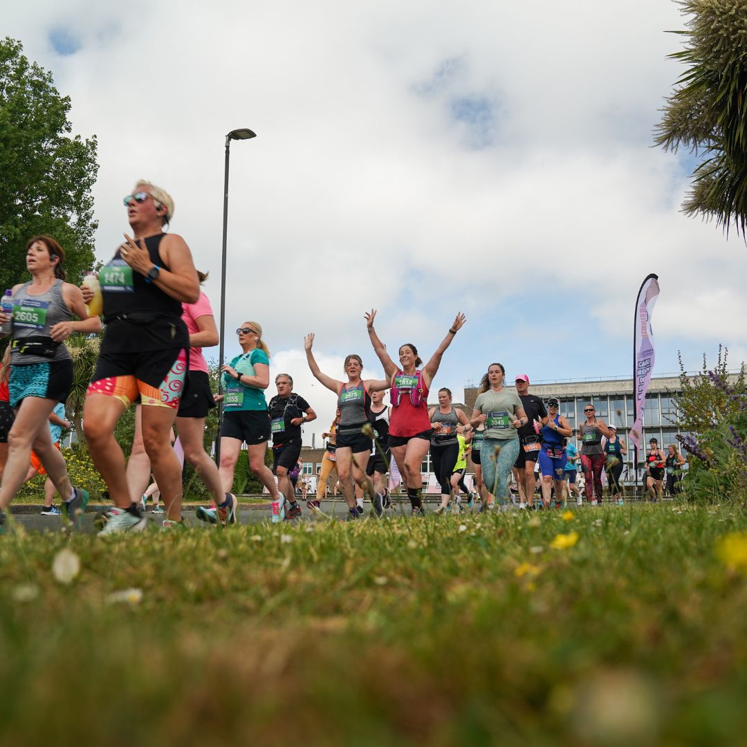 Mae amser o hyd i ymuno â Thîm Abertawe a chofrestru am Hanner Marathon Abertawe 2024, gan fanteisio ar ffi gofrestru is ar gyfer myfyrwyr!

Hoffech chi gofrestru neu gael rhagor o wybodaeth? Darllenwch fwy yma: brnw.ch/21wJmnJ