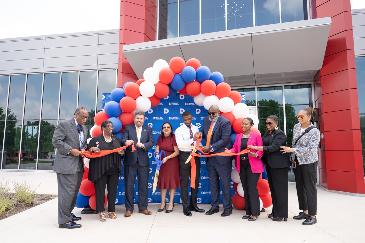 The all-star team made its way to our Cedar Valley Campus for the unveiling of our new Early College and Student Engagement Center! With this facility, @dallascollegetx is on its way to complete Phase 1 of the 2019 bond program. Thank you, Dallas County, for your support!
