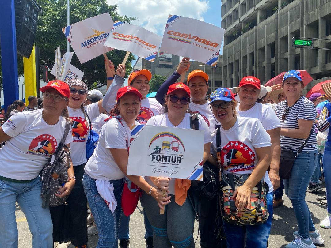 La fuerza laboral de la #GranMisiónTransporteVenezuela sale a las calles a celebrar el Día del Trabajador; hombres y mujeres, quienes con espíritu de lucha, día a día, contribuyen con la construcción de nuestra Patria, Venezuela ¡Felicidades a la clase obrera venezolana!