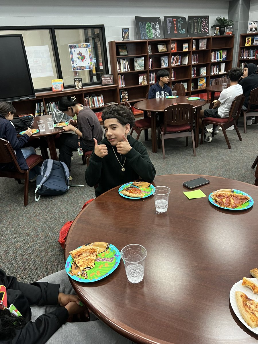 8th grade US History enjoyed pizza and drinks for their amazing job in the Social Stidies Blitz. These students beat out over two dozen teams. Way to go! 

#BeEliteWMS #RTBWMS