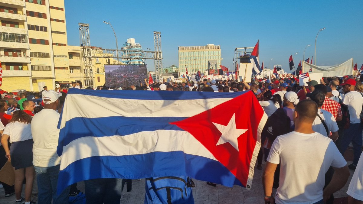 Feliz día de los Trabajadores, a ustedes que son #GenteQueSuma #CubaCoopera @MINSAPCuba @GobiernoCuba @TaniaMCruzHdez