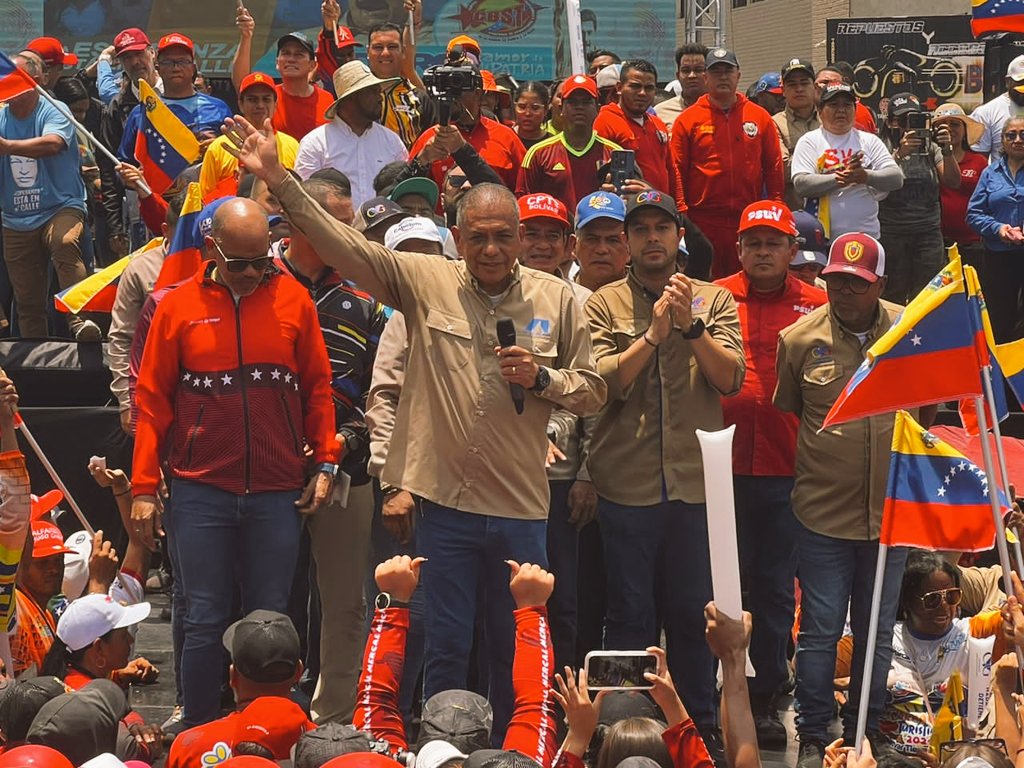 'El pueblo noble y trabajador del Estado Bolívar se moviliza en conmemoración del Día del Trabajador'. En un gesto de unidad y solidaridad, miles de trabajadores de diferentes sectores se congregaron hoy para celebrar su labor y reivindicar sus derechos en una jornada llena de