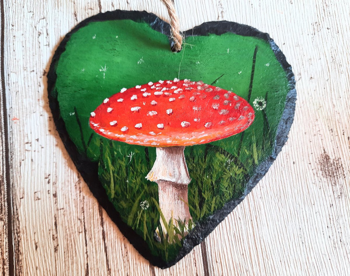You can enjoy my little toadstool plaque inside or out. Completely hand painted, these little heart slates are weatherproofed so you can have one hanging in your house or in your garden 😊 earthandsandbyanna.etsy.com/listing/172423… #womaninbizhour #HandmadeHour #MHHSBD #garden #MayDay2024