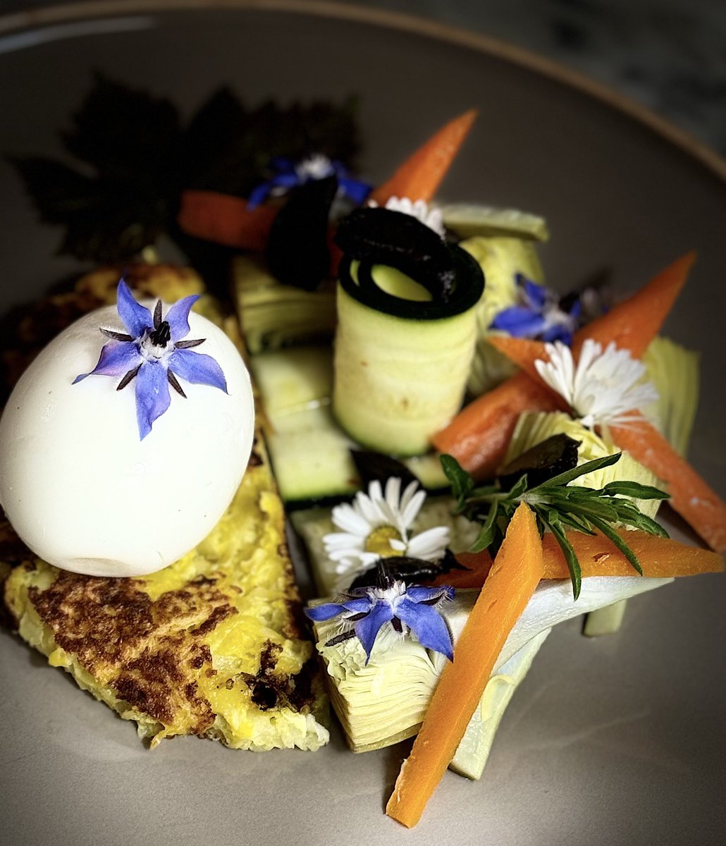 Artichauts, carottes, courgettes, fleurs du jardin, ail noir, vinaigrette au yuzu, crique et œuf mollet #photodujour #picoftheday #nofilter #igersfrance #instagood #igersfrance #stephood #instaphoto #instafood #foodstagram #instapic #instadaily #instamood #suivezmoi #suiveznous