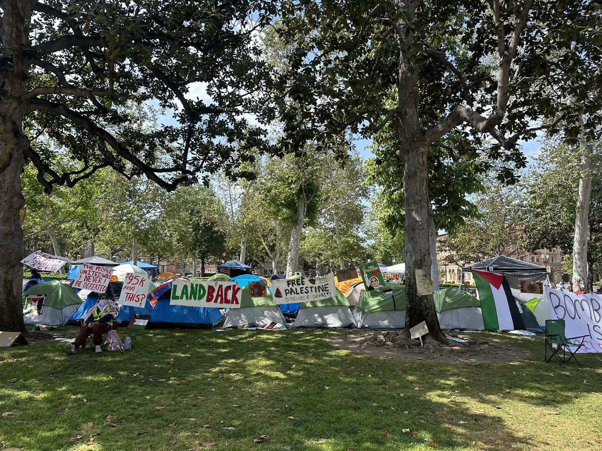 @USCAlumni How is @PresidentFolt still allowing this hobo village to carry on in Alumni Park??