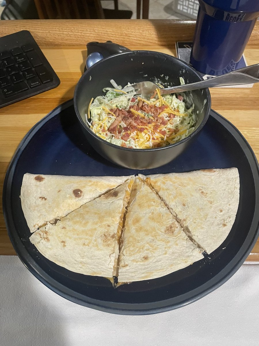 I’m living my best chef life right now. Quick delicious lunch made entirely out of leftover from Taco Tuesday dinner. I should have pretended I was a famous chef and videoed this. 😌