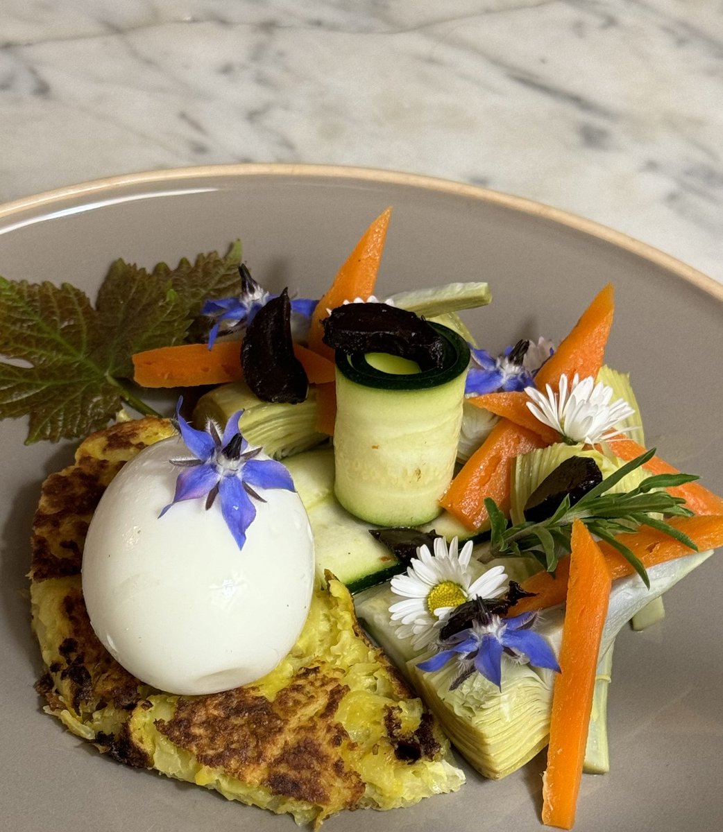 Artichauts, carottes, courgettes, fleurs du jardin, ail noir, vinaigrette au yuzu, crique et œuf mollet #photodujour #picoftheday #nofilter #igersfrance #instagood #igersfrance #stephood #instaphoto #instafood #foodstagram #instapic #instadaily #instamood #suivezmoi #suiveznous