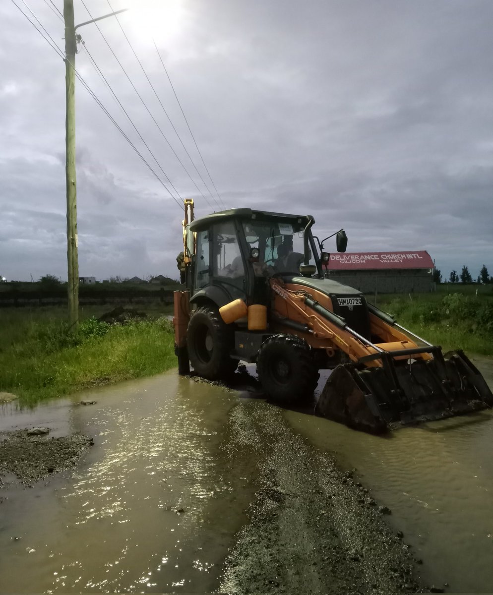 oloojl's tweet photo. Today, residents of Seme A, within Katani, Machakos County, spent their Labour Day opening up drainages to drain stagnant water as a result of heavy rains in the area. Machakos County government is yet to discover where this is. 
God bless these residents.
@Machakos_Gov @Wavinya_Ndeti