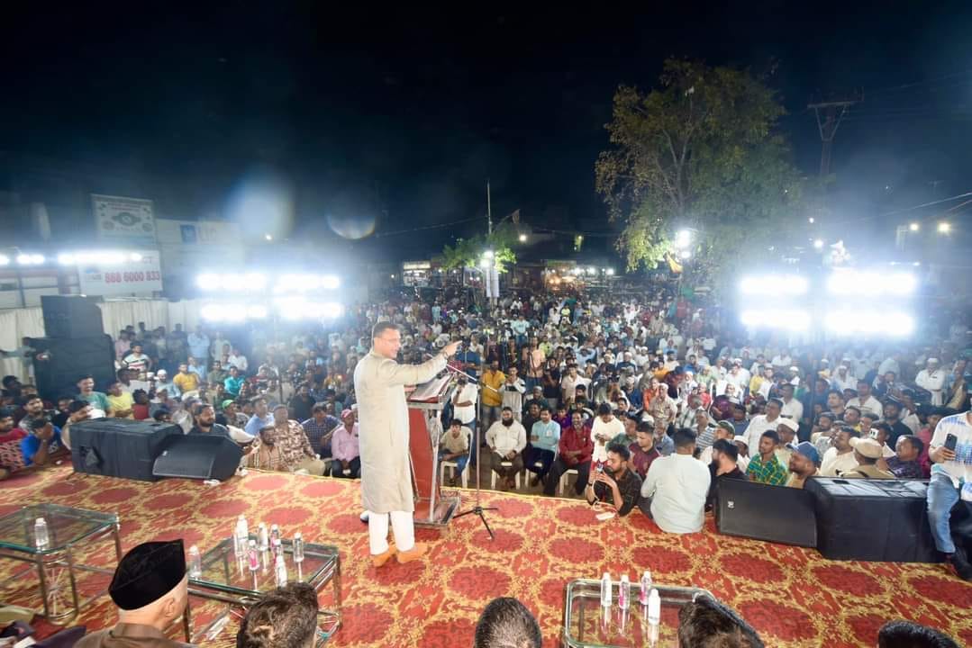 AIMIM Floor Leader Janab @akbarowaisii Addressed Grand #Election2024 Public Meeting Today At Near Railway Station, Yakhutpura Constituency..

@asadowaisi @aimim_national
#Vote4Kite🪁  #Vote4Right #Vote4AIMIM #Vote4BarristerOwaisi #Elections2024 #LoksabhaElection2024