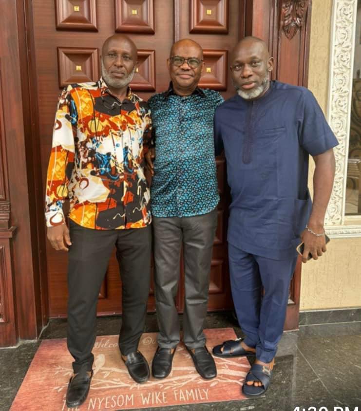 BREAKING NEWS 

Immediate past Khana LGA chairman, Hon Lahteh Loolo retraces his step, realigns with FCT Minister Nyesom Wike.

Photo: FCT Minister , Nyesom Wike flanked by the immediate past Emohua LGA chairman, High Chief Tom Aliezi and Hon Lahteh Loolo at the Abuja brown door