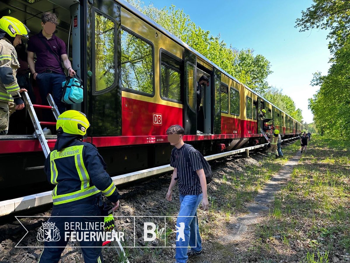 #Technische_Hilfeleistung in #Heiligensee 
Nähe Bhf Schulzendorf fuhr eine S-Bahn gegen einen auf die Schienen gestürzten Baum und konnte die Fahrt nicht fortsetzen. Einsatzkräfte der @Berliner_Fw beseitigten das Hindernis und halfen @SBahnBerlin bei der Räumung des Zuges.