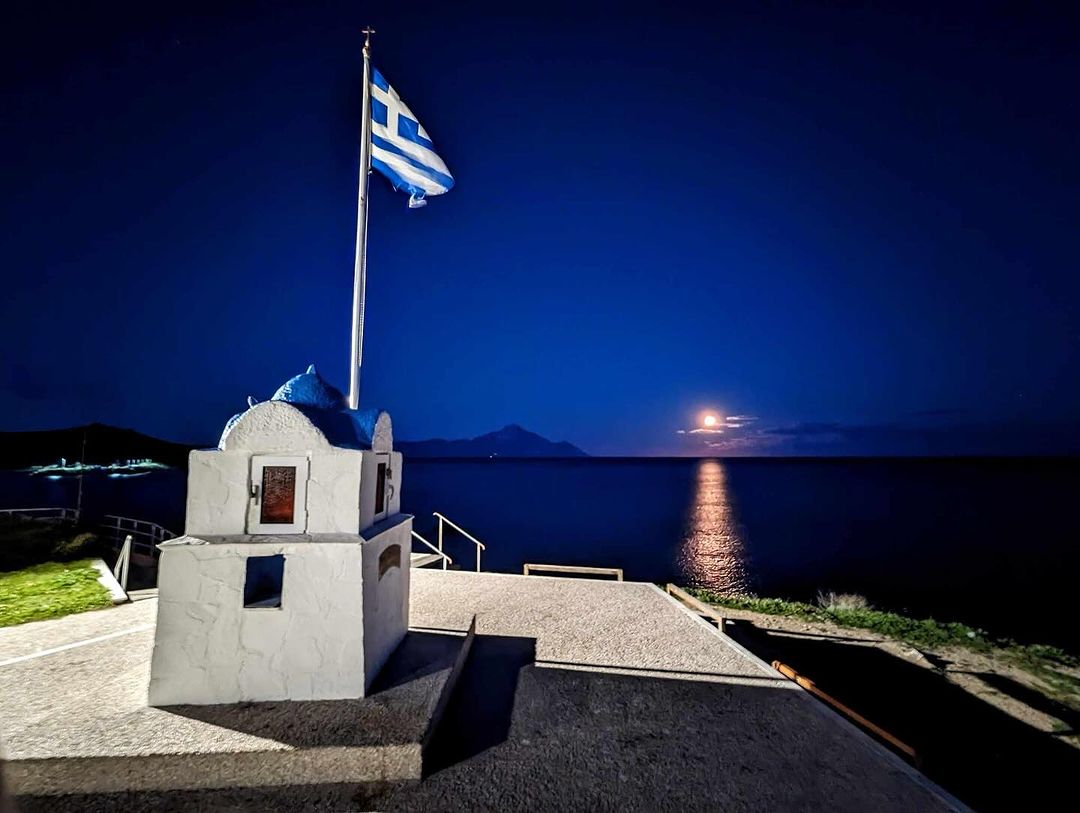 Found!
The perfect spot to admire the moon  embraced by the sea, is next to a tiny, charming chapel, at Sarti.

Image: @sarti_love
#Halkidiki #VisitGreece @visitsithonia