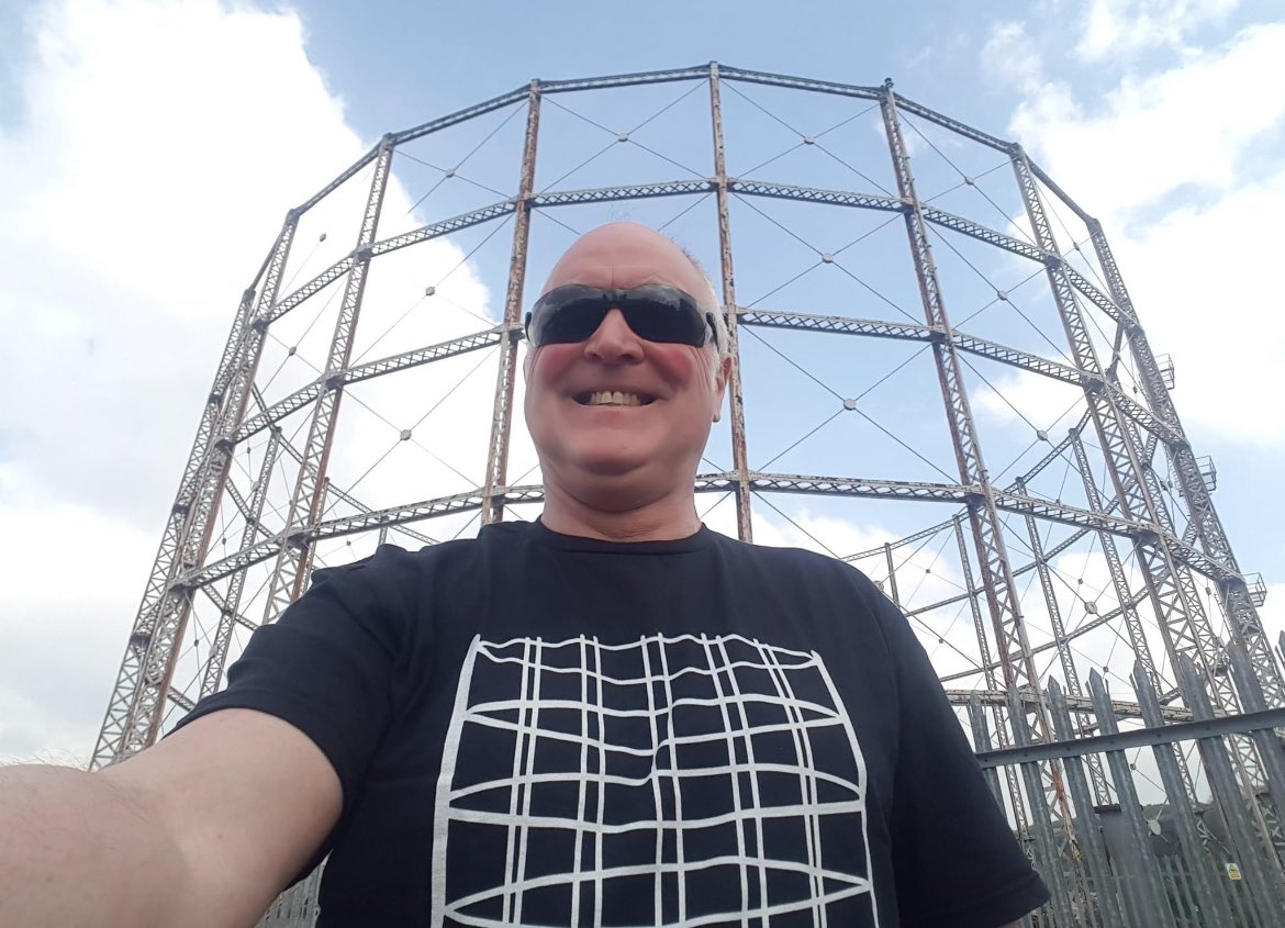 Andy, a very happy customer modelling one of my gas tower t-shirts!

lesleebarron.com/t-shirts 

#gasworks #tshirts #tshirtdesign