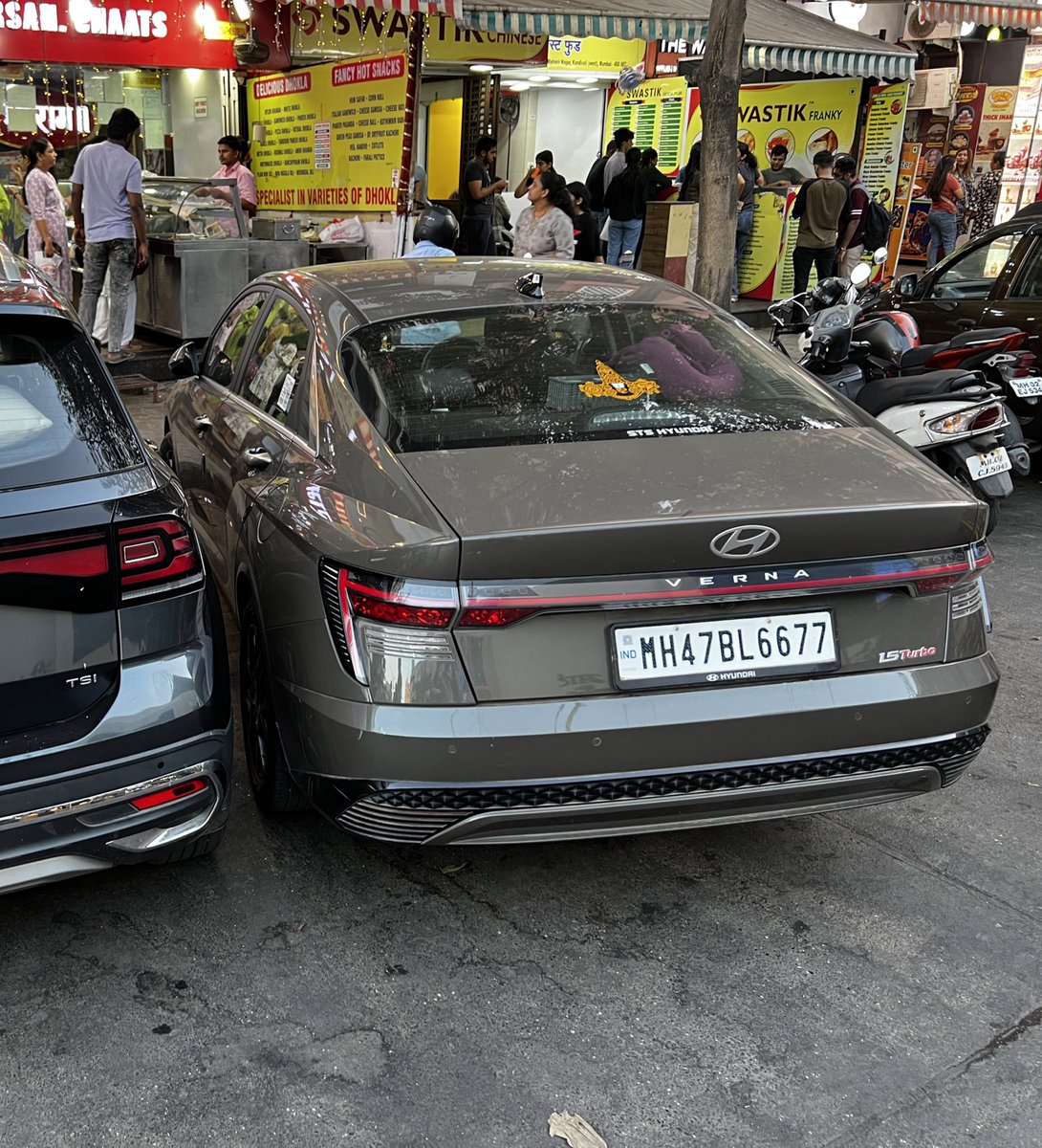 Hey @MumbaiPolice, one of your own parks their car like a douche. Regardless, why does a private car have the “Police” plate? Not allowed as per law. A @mybmc Pay&Park guy at Mahavir Nagar, Kandivali (W) said the lady driver also argued and refused to pay since she had the plate