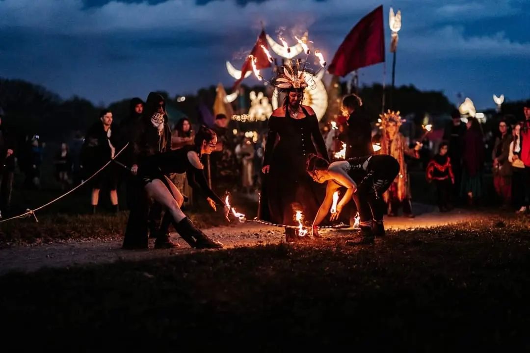 Le festival de Bealtaine, qui démarre le 1er mai en Irlande, symbolise le début de l'été celtique. Vous verrez des rituels du feu comme celui-ci partout sur l'île pour faire place au retour de la lumière.

 📍 Bealtaine Fire Festival, comté de Westmeath
📷 instagram.com/strix_nebulosa…