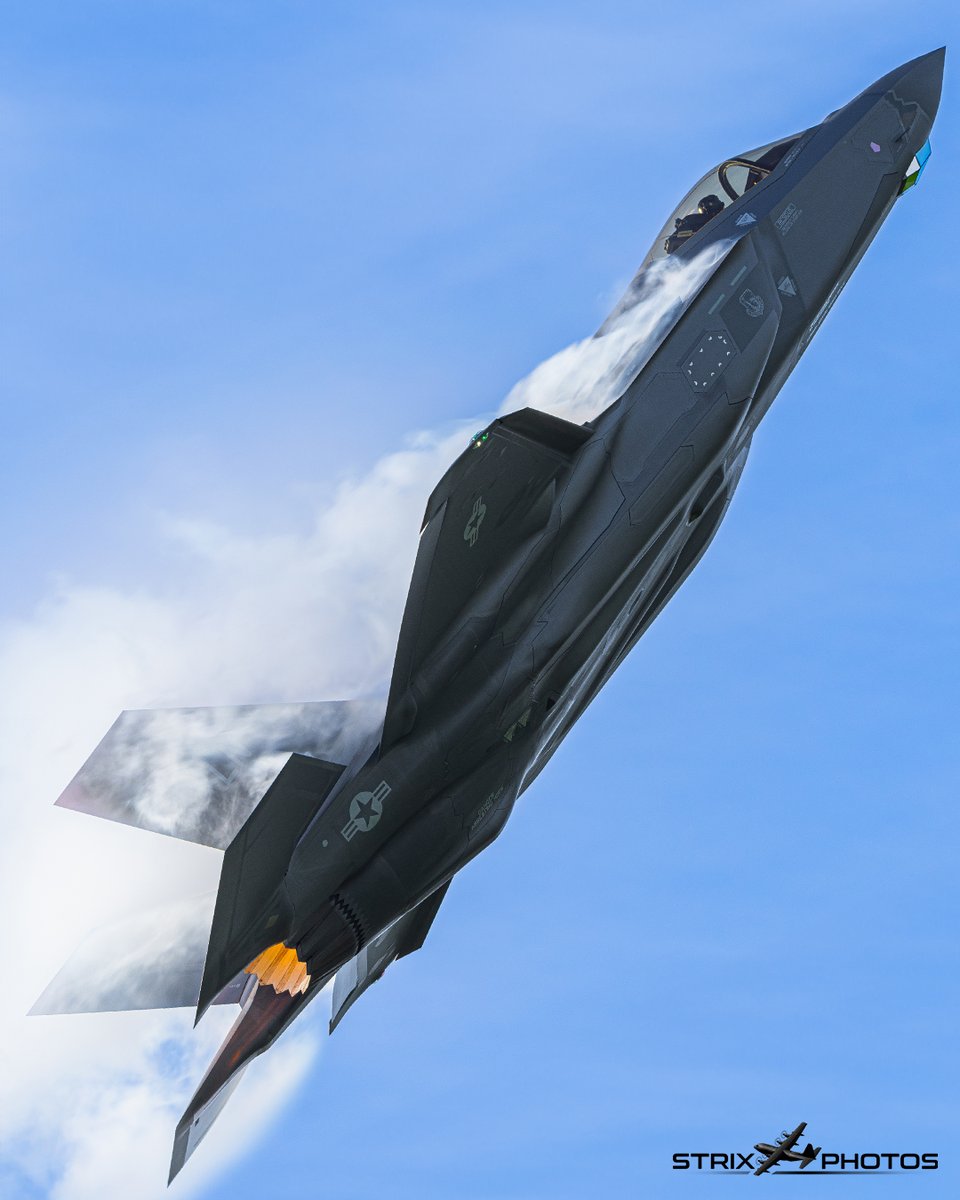Till Vahalla! ⚔️

The 'Valkyries' of the 495th Fighter Squadron ascends to the heavens above RAF Lakenheath 🇬🇧🇺🇸

@48FighterWing @US_EUCOM @NATO_AIRCOM @thef35 @theF35JPO