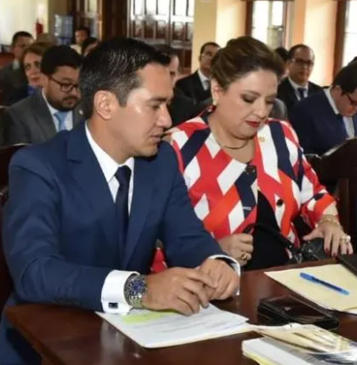 Con un salario de 💰 Q17,000 mensuales, los #FuerteYFirme contratan a Luis Lam Padilla, exabogado del 🤡💩 Morales, como asesor jurídico. 🚫Lo malo: ese dinero sale de los impuestos de los guatemaltecos ✅Lo bueno: es un imbécil y seguro los va a asesorar con el Qlo