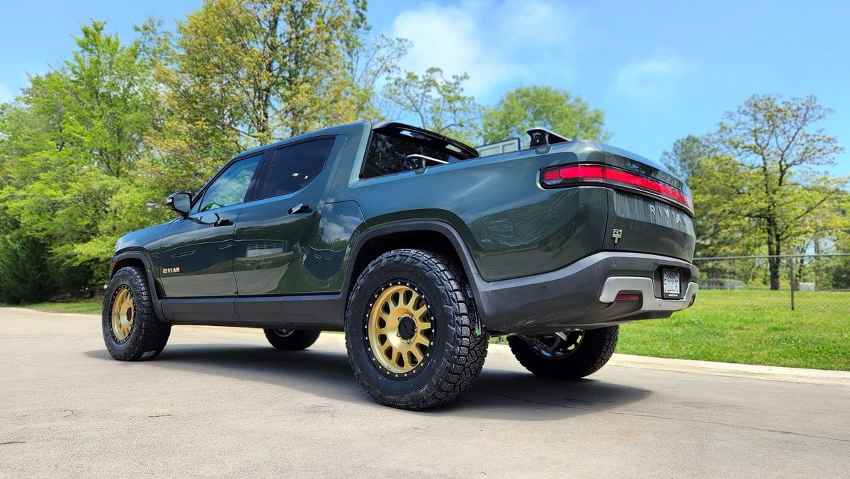 I love the gold on green R1T 😫

📸: 4 Wheeling Plus

Method Race Wheels #315Methodwheels and Nitto Tire USA #ReconGrappler LT295/65/R20 on 2023 Rivian R1T. It looks great!
 
Method Race Wheels Nitto Tire USA
#315Methodwheels #ReconGrappler #rivianr1t