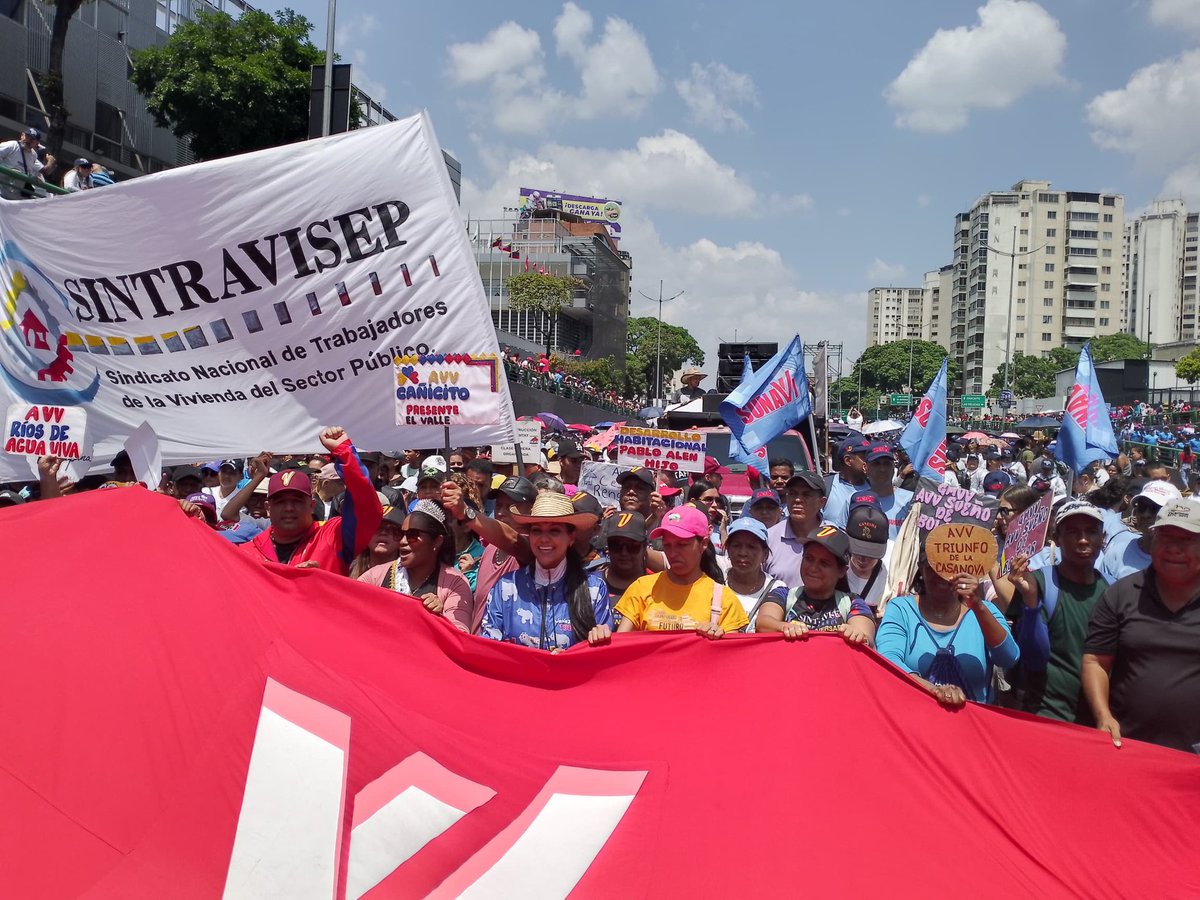 #Hoy || La familia de la #GMVV hace un alto en su semana Aniversario para unirse a la gran movilización con motivo del Día Internacional del Trabajador y apoyar al Pdte. @NicolasMaduro en su lucha por reivindicar a la clase obrera #MayoDeTransformación