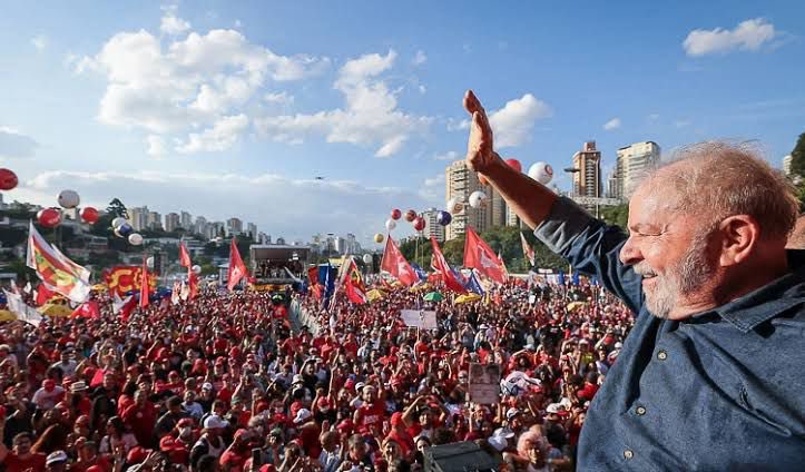 Presidente Lula ACABA de assinar o decreto que AMPLIA em 100% a ISENÇÃO do imposto de renda para quem ganha até R$ 2.842,00. 

O compromisso do presidente é ISENTAR em 100% o imposto para quem ganha até R$ 5 MIL reais. 

Faz o L com FORÇA 🇧🇷🌟