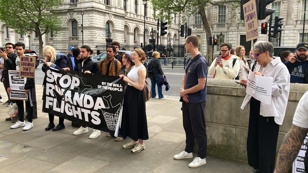 Happening now - outside Downing St, to protest the obscene Rwanda policy and detentions. Many of those detained in shock operations are victims of torture and persecution.
#StopDeportations
