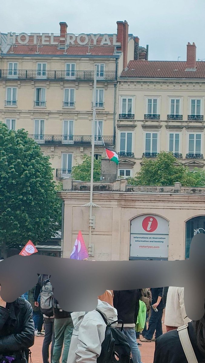 Lyon, Place Bellecour : le drapeau français arraché et remplacé par le drapeau palestinien  sous les 'hourras' de militants LFI