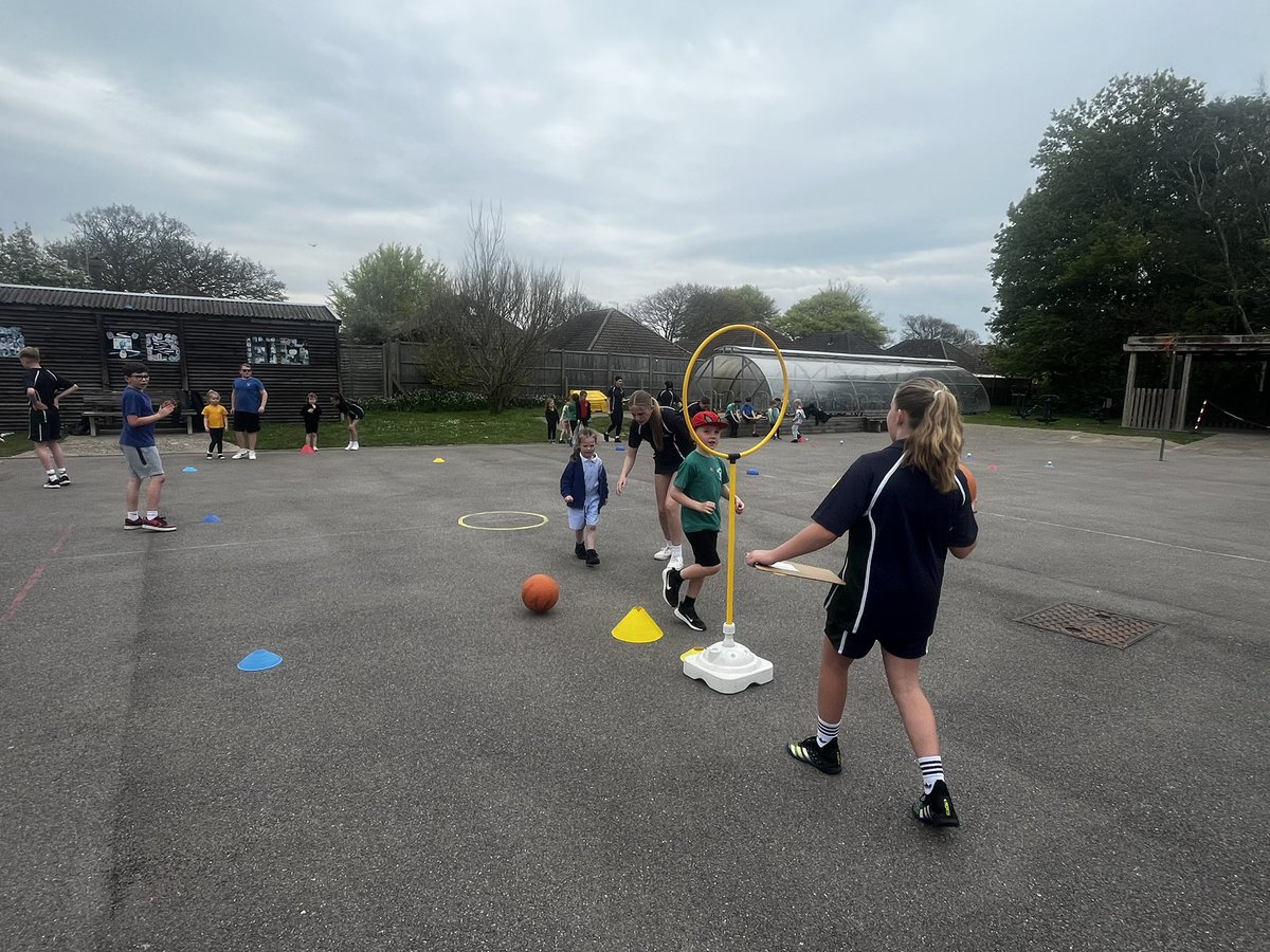 Was great to see how enthusiastic , engaging and proactive the Yr7 Sports Leaders of @angmeringschool were today! They went above & beyond to ensure the pupils of @PeFerring had a great multi skills day! They also supported the Yr6 Play leaders encouraging them to help too