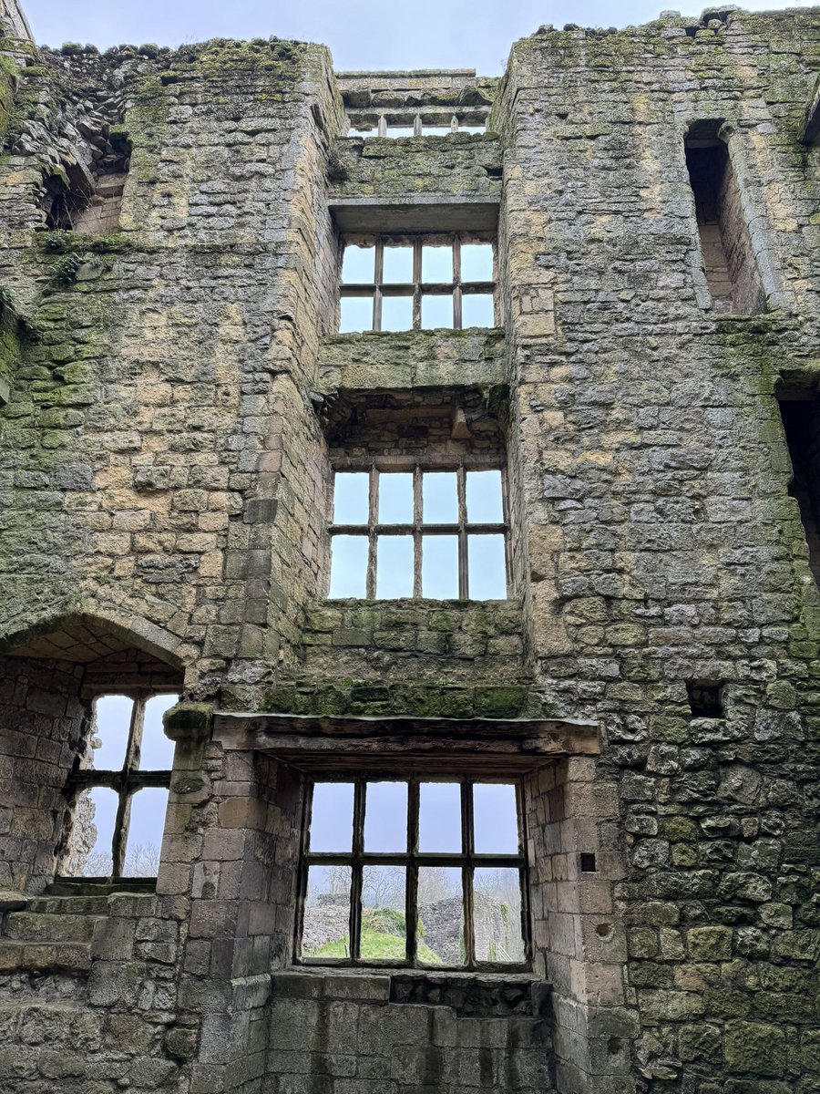 View of the windows inside the West tower of Helmsley Castle, Yorkshire 🏴󠁧󠁢󠁥󠁮󠁧󠁿 #WindowsOnWednesday #castle