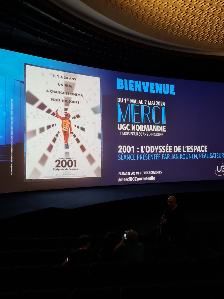 Ce soir 2001 l'Odyssée de l'espace à l'UGC NORMANDIE. Incroyable toutes les générations sont là. 
Quelle tristesse de voir cette salle fermée. Venez profiter de cette ambiance  
#merciUGCnormandie 
#stanleykubrick