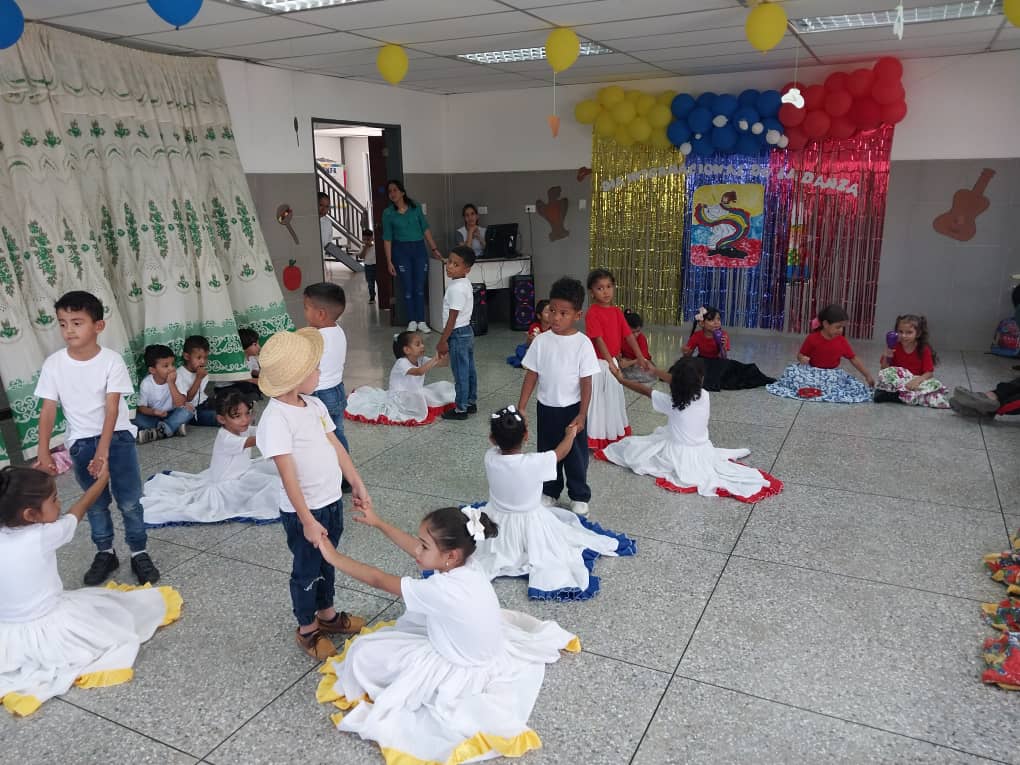 La Dirección de Educación del Distrito Motor de Desarrollo de Ciudad Caribia, conmemoró el Día Internacional de la Danza junto con los docentes del CEI Andrés Bello, con diversos bailes tradicionales. #MayoDeTransformación