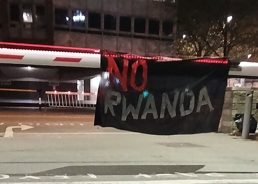 It’s disgusting we live in a country where people are being detained for deportation to Rwanda Proud of Croydon & wider-London coming together in solidarity to resist the government & Home Office’s expensive cruelty Read the thread👇🏽Get involved, support refugees & #StopRwanda
