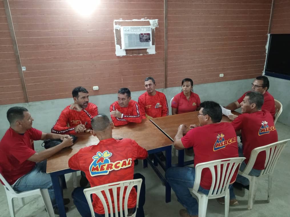 #Barinas|Los Trabajadores del Centro de Acopio Antonio José de Sucre analizan información relevante del acontecer nacional, abordado en la edición N° 43 del programa @ConMaduroMas_ conducido por el Pdte. @NicolasMaduro para el avance de Venezuela y de la Revolución Bolivariana.