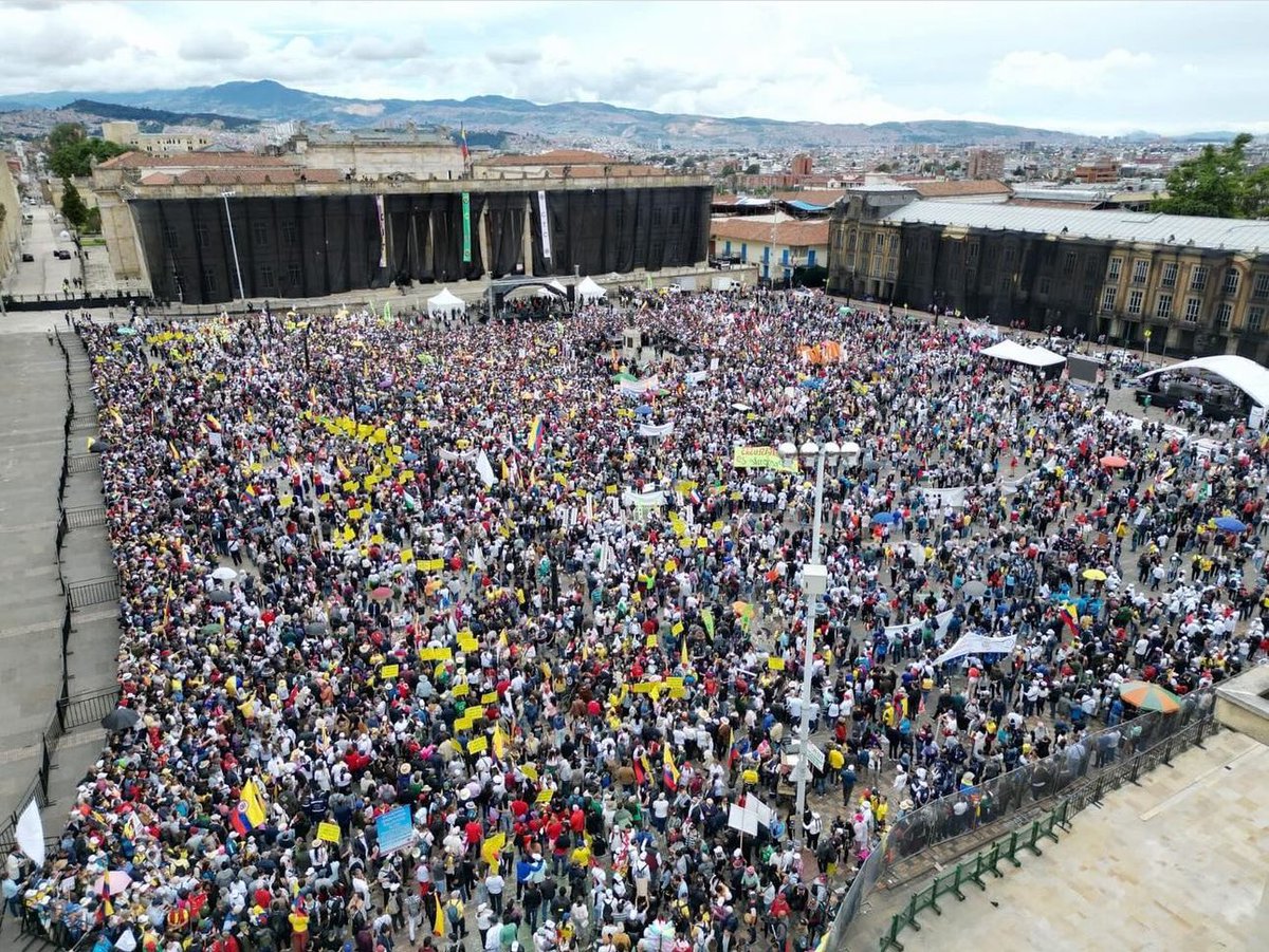 Aquí está la respuesta a la marcha de la extrema derecha. Repleta Bogotá, repleta Barranquilla, repleta Santa Marta, Cali, Cartagena y muchos municipios de Colombia. Le marchamos al cambio. Y sigue llegando gente.