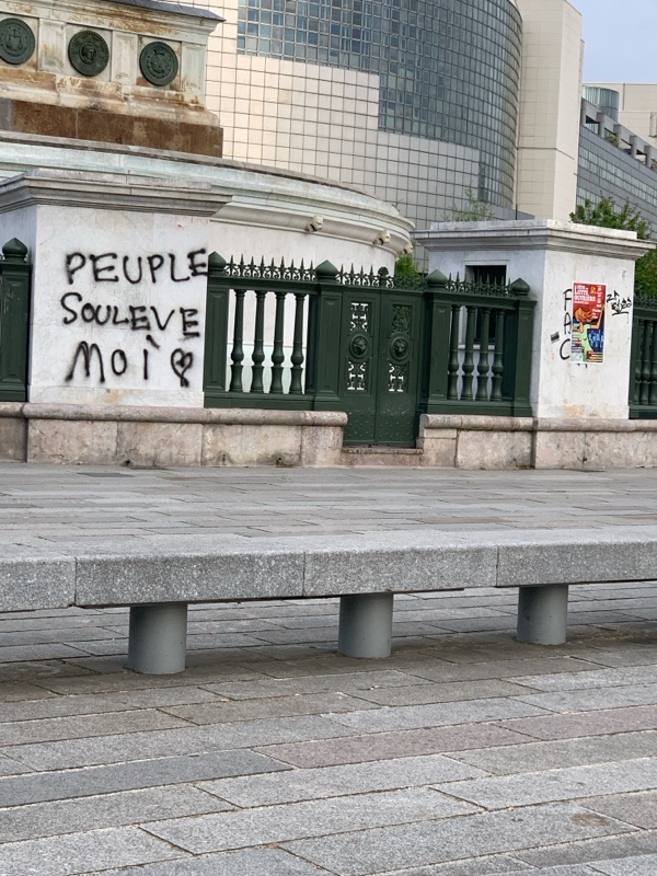 Courage aux agents de la @Proprete_Paris, tant la manifestation de ce jour a donné lieu à des dégradations énormes, surtout sur Diderot et Daumesnil (cc @leviaducdesarts) : arrêts de bus, sanisettes, sucettes, tout y est passé ! Sans parler des centaines de tags et stickers...