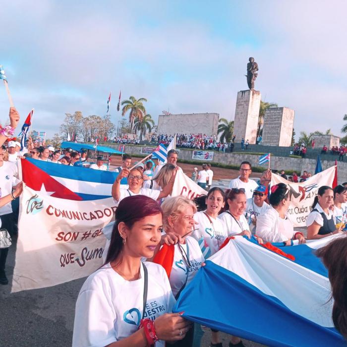 #PorCubaJuntosCreamos, #JuntosPorCuba, #CubaViveYTrabaja, #NoMásBloqueo y #PatriaOMuerte, #SocialismoOMuerte, entre otras, fueron las consignas que, dibujadas en carteles y luego multiplicadas en la voz de miles de santaclareños, inundaron la plaza del Che.
#PorCubaJuntosCreamos