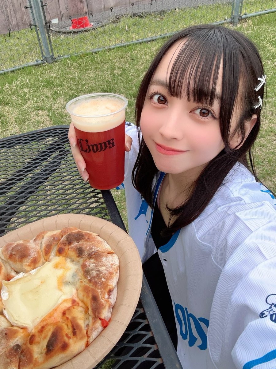 おぱよーー！！

長蛇の列で45分並んでようやく食べれたクラフトピザ🧀チーズ美味しすぎた！
大人ぶってレッドアイも頼んだけどやっぱりビールは苦かった私にはまだ早い(お父さんが美味しくいただきました)
#seibuIions #ベルーナドーム