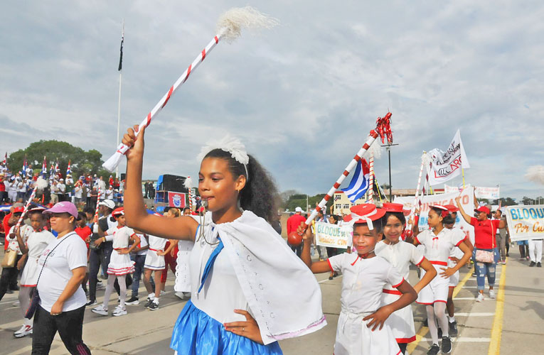 Este Primero de Mayo trabajadores y familiares salieron a las calles de la ciudad de #Guantánamo y en cuadro apretado desfilaron bajo el lema Por Cuba Juntos Creamos, hasta la Plaza de la Revolución Mariana Grajales, por el Día del Proletariado Mundial. #JuntosPodemosMás #Cuba