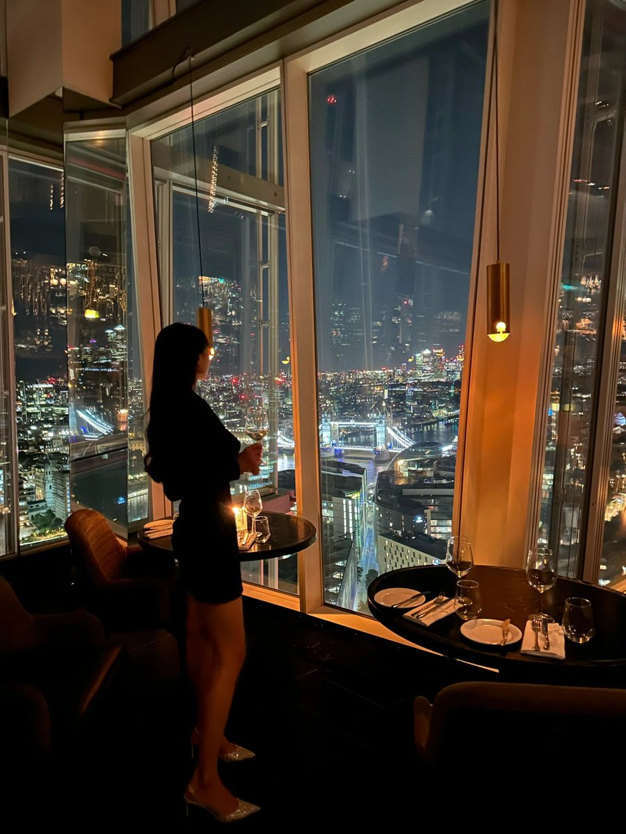 johnxtren's tweet image. Making memories under the city lights 🌃