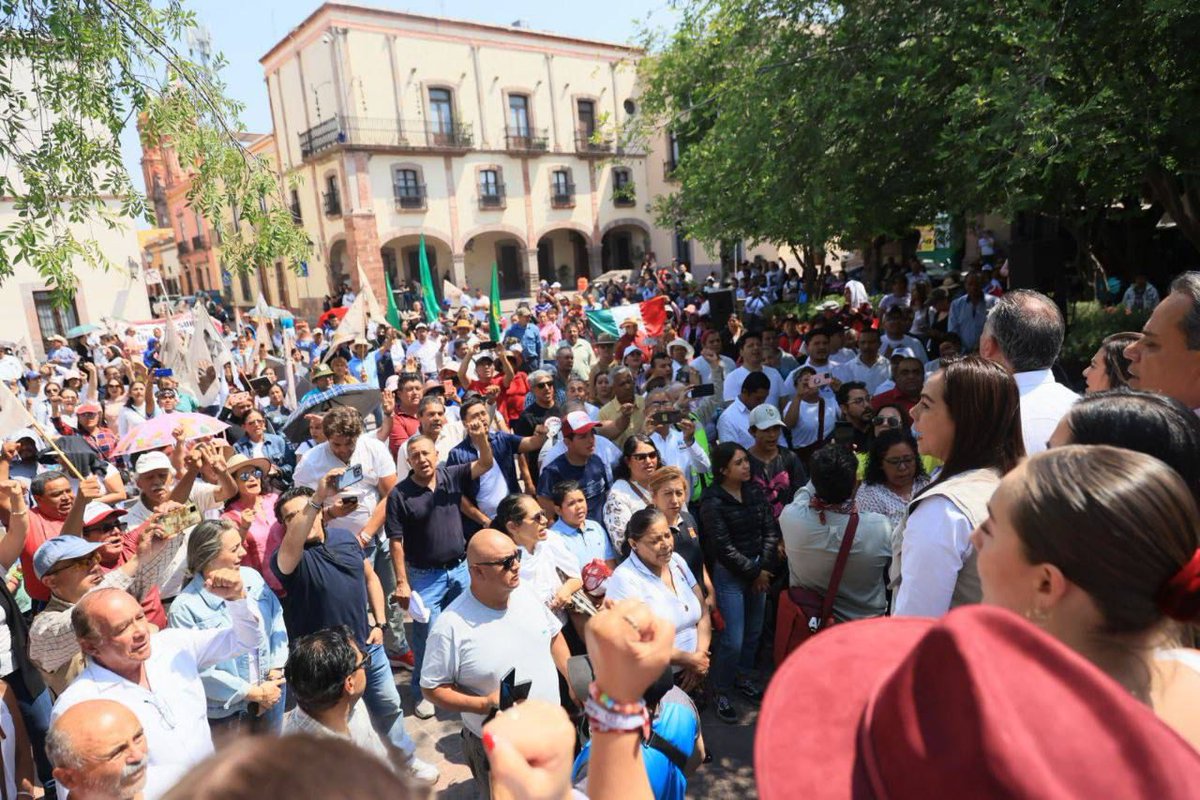 Desde plaza de armas realizamos un posicionamiento a favor de la clase trabajadora de Querétaro. Somos un movimiento emanado de las bases de la sociedad que día a día sale a trabajar en condiciones a veces no tan favorables. En Morena estamos del lado correcto de la historia.