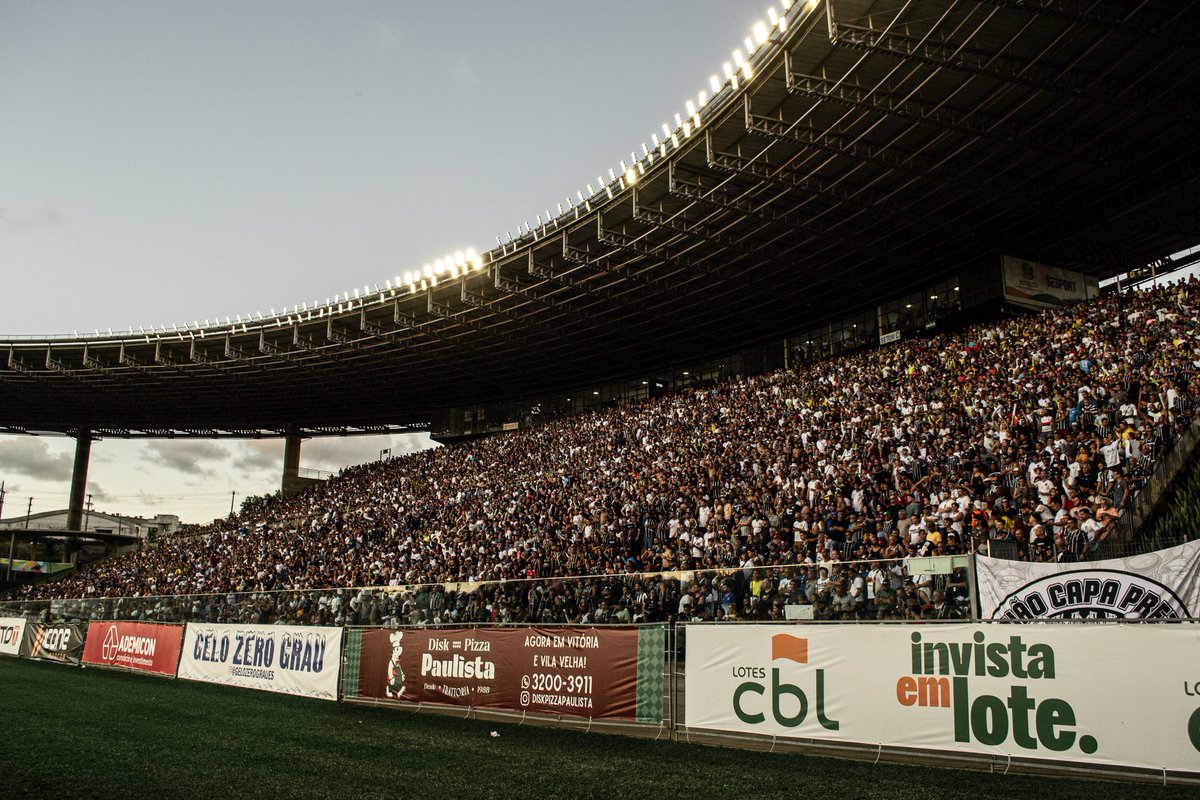 riobrancoes's tweet photo. 📍Rua Rio Branco, bairro Rio Branco, ESTÁDIO KLEBER ANDRADE, Cariacica. É o endereço da emoção, e tem direto com a Nação Capa-preta! 🔥🏴🏳

📷 Henrique Montovaneli/ FES
📷 Laila Pecorari/ Rio Branco https://t.co/GaCNU4V6BV