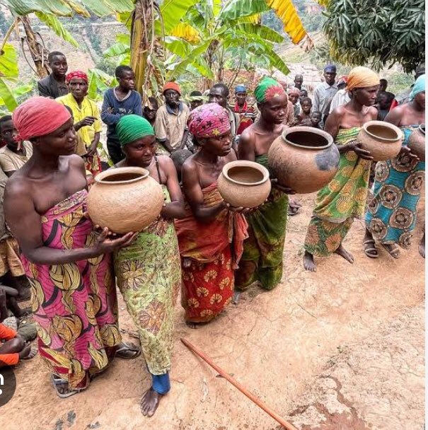 Batwa tribe in Uganda 🇺🇬 believe in a supreme being locally known as Nagaasan or Imaana. And it is believed that Nagaasan provides the wealth, food, protection and children to the Twa people. #DadaNwaMmiri