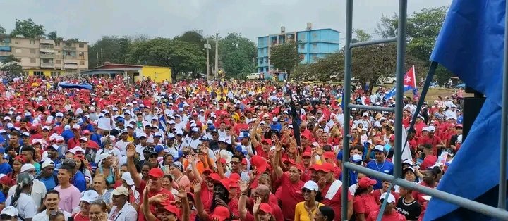 Magnífica muestra de nuestro pueblo  trabajador y una sinceras firmeza por nuestra patria. #1Mayo #CubaIslaBella