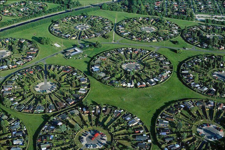 @ManyMarys Dänemark ist ein kleines Land, daher ist alles schnell erreichbar. Und Kreisförmige Vororte in Kopenhagen, Dänemark! eine ruhige kleine Gemeinde, wo jeder jeden kennt.
