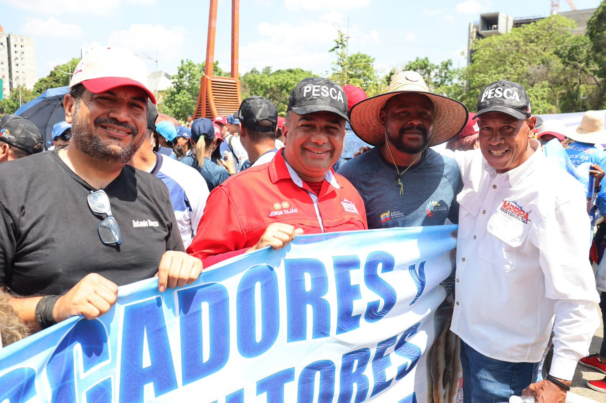 Este #1roDeMayo el pueblo venezolano celebró con júbilo junto a nuestro Pdte. obrero @NicolasMaduro una gran movilización desde las inmediaciones de la CANTV hasta Miraflores, en respaldo de la clase trabajadora y la Revolución Bolivariana. #Pescaresvencer #MayoDeTransformación