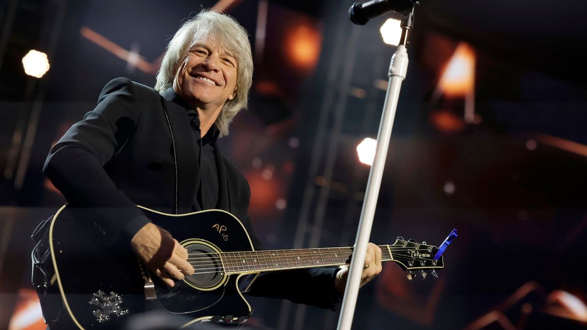 “It was very emotional. He said, ‘This is where it belongs’”: Jon Bon Jovi has been reunited with the first guitar he ever owned, 45 years after he sold it trib.al/U6zCDnc